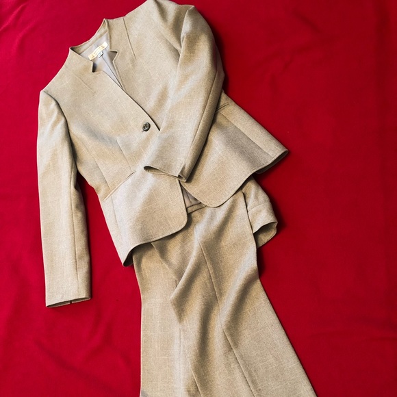 Tahari Suit - Picture 5 of 8